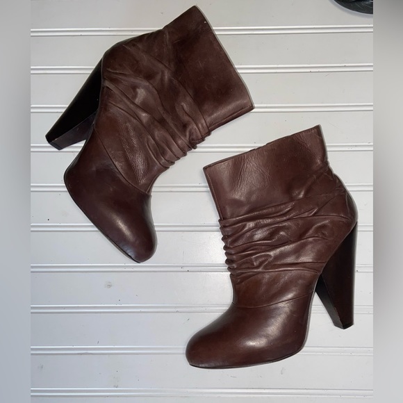 Fergie Ladies Size 9.5 M Brown Leather Zip Up Booties 4.75" Heels Good Condition - Picture 9 of 9